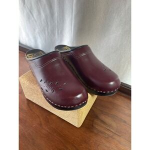 Women's Sven Clogs Burgundy Wine Leaf Punch Cutout - Low Heel USA Made Sz 40 EUC